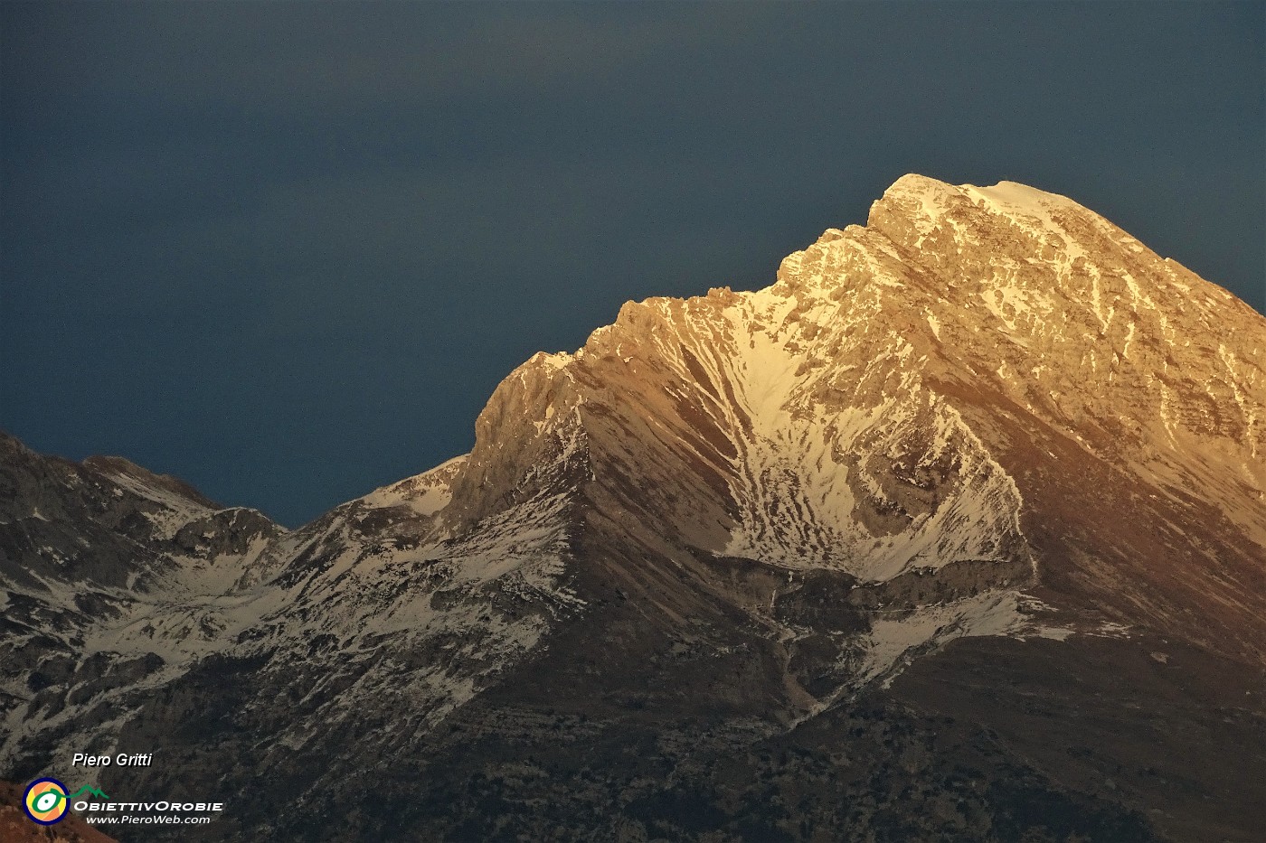 80 Zoom in Val d'Arera e Cima nella luce del tramonto .JPG